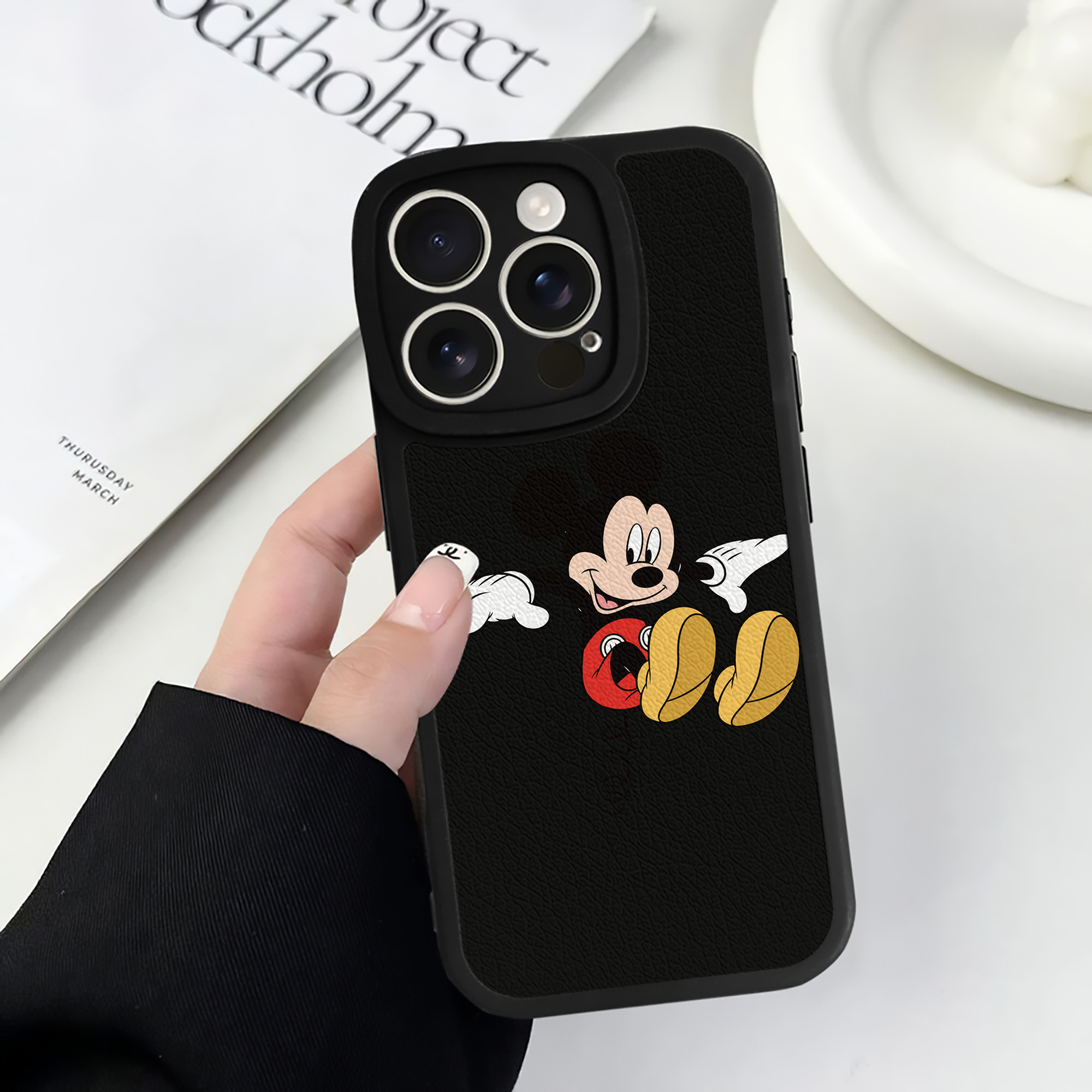 （画像用） ミッキーマウス Mickey Mouse 【iPhone 16シリーズ対応】シリコンスマホケース（レザー調） 材質：シリコン